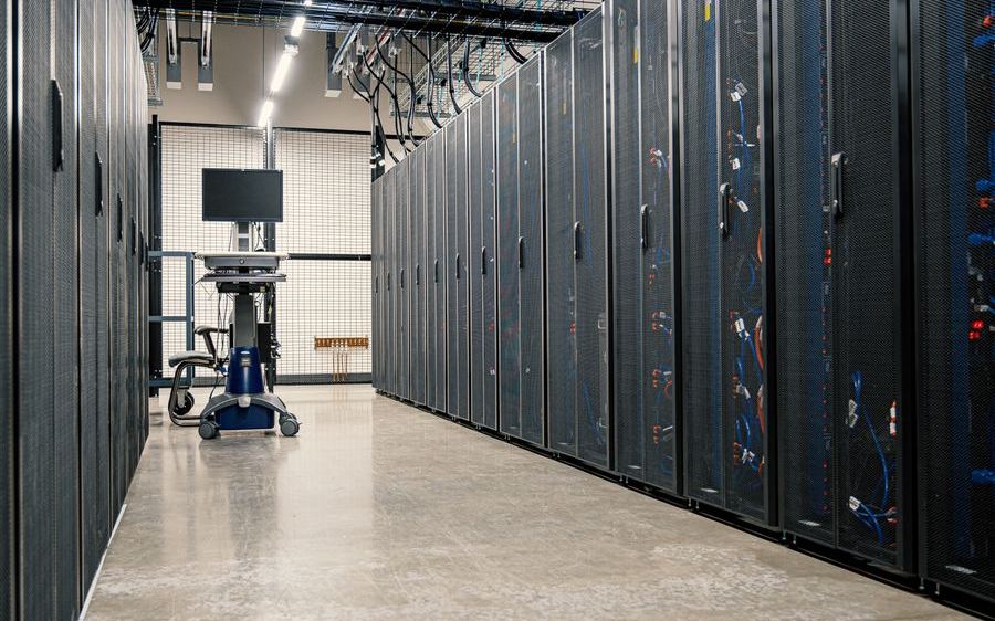 データセンターに整列したサーバーラック