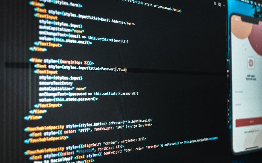 モバイルアプリの画面設計とソースコードを並べて開発している様子