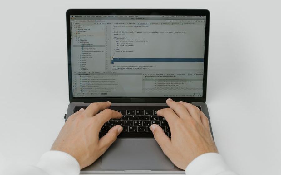 ノートパソコンでシステムのソースコードを記述している様子