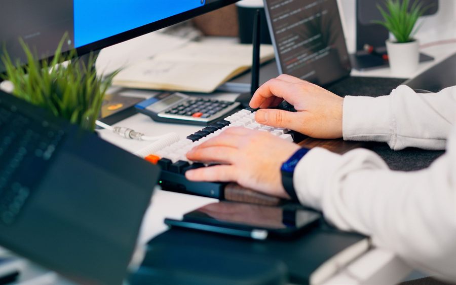 複数の画面にコードを表示して開発している手元